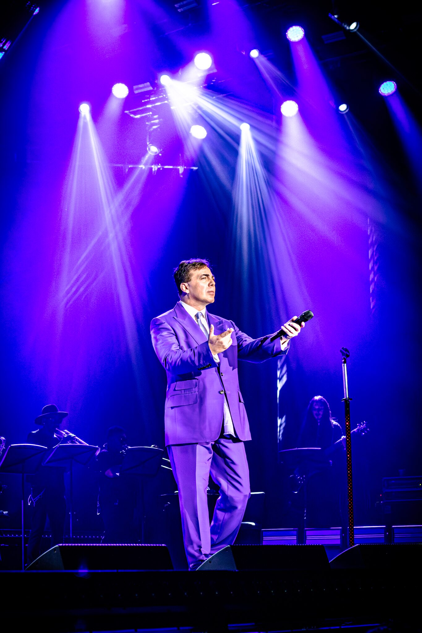 Cristian Castro bajo luces azules