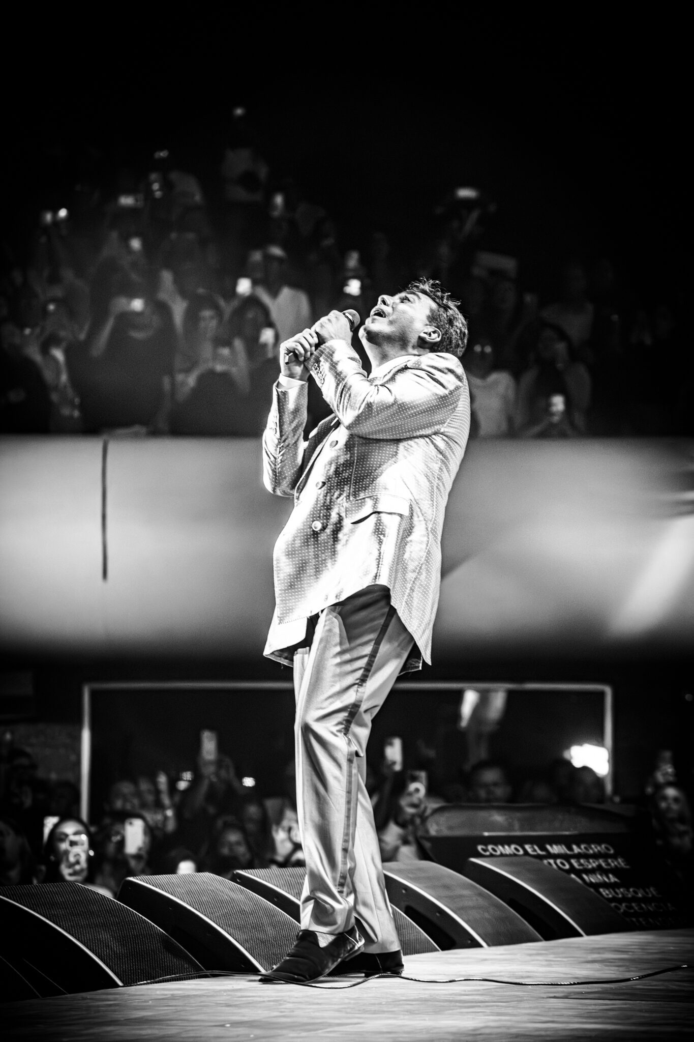 Cristian Castro cantando frente a su público