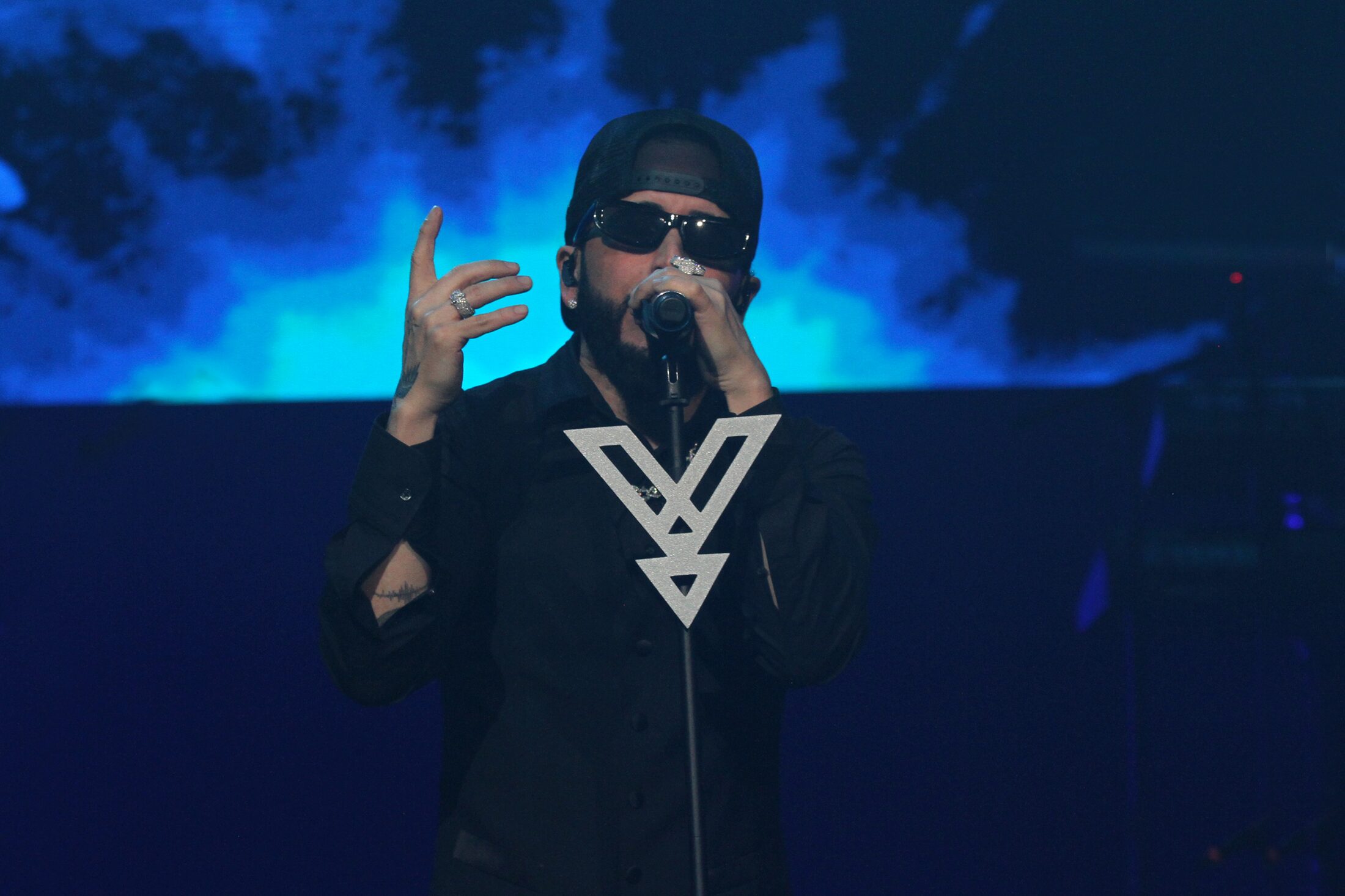 Yandel con el emblema del show