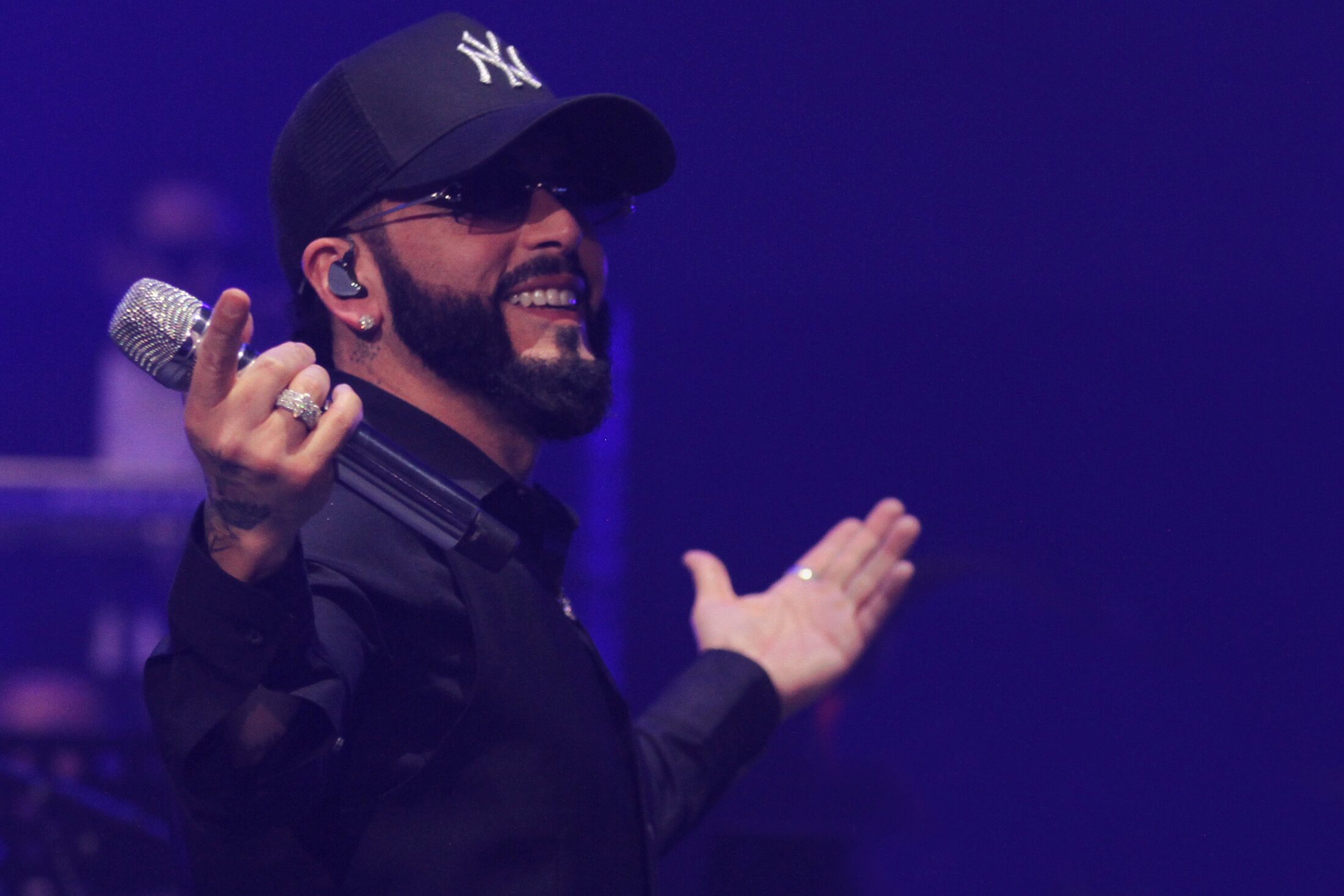 Retrato de Yandel durante el concierto
