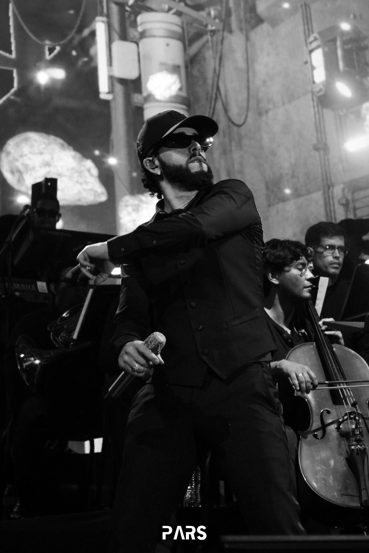 Yandel junto a un violonchelista