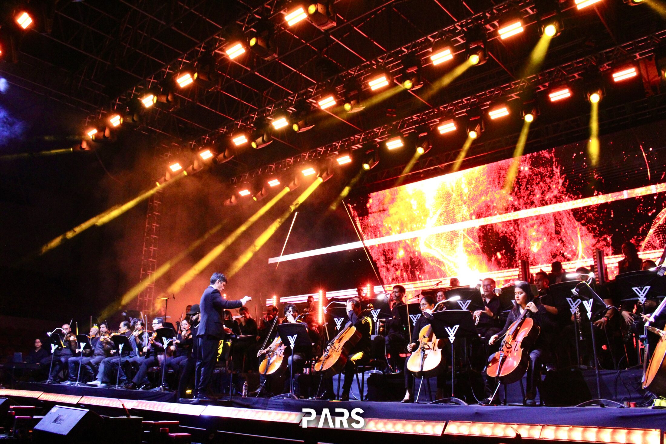 Orquesta durante la producción de Yandel Sinfónico