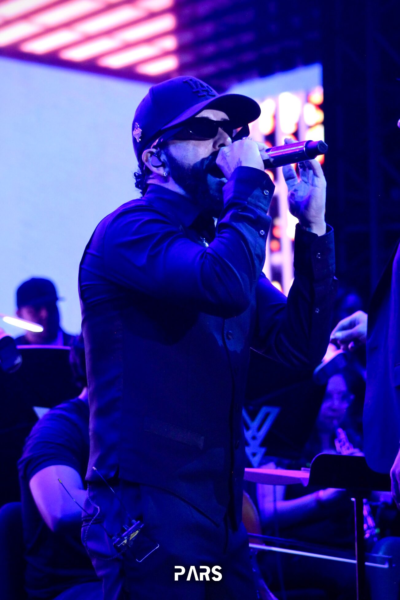 Yandel interpretando en el escenario
