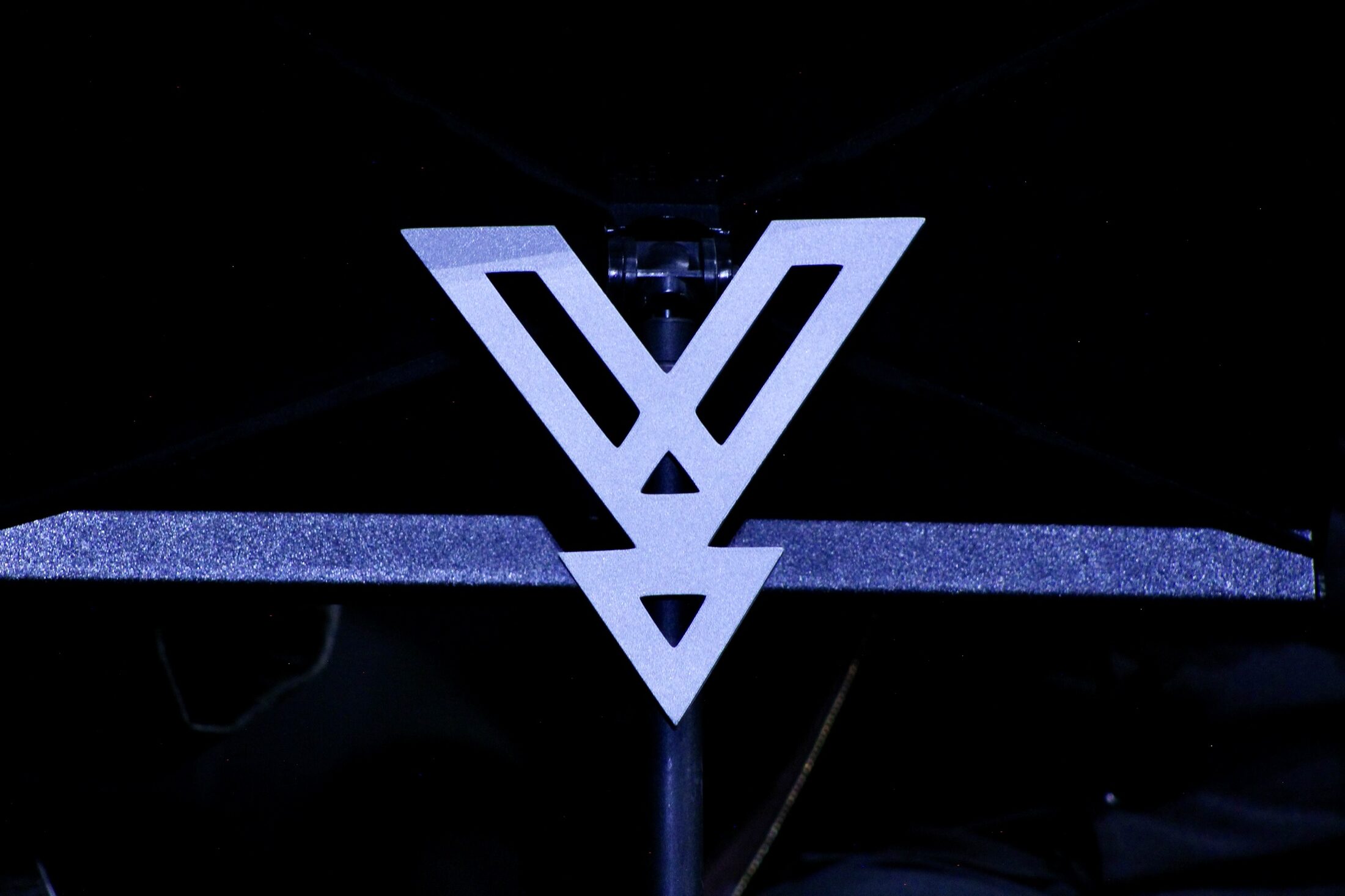 Emblema de Yandel sobre el micrófono